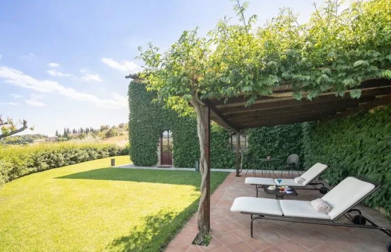 A Suite private terrace, with pergola and garden views, Hotel Le Fontanelle