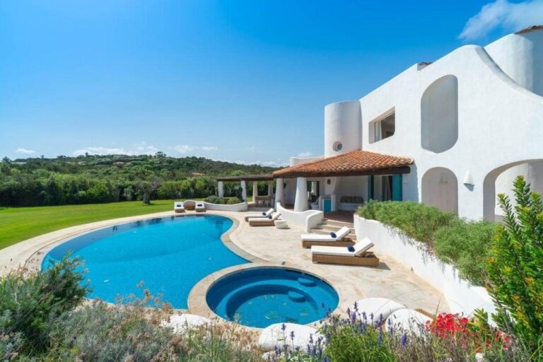 A pool with a whirlpool, Hotel Romazzino, A Luxury Collection Hotel