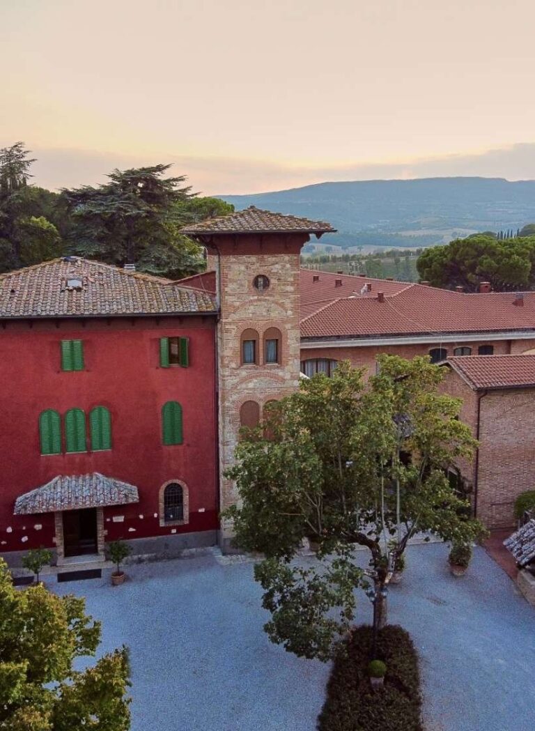 The Villa and Its Courtyard, Hotel Villa Il Patriarca