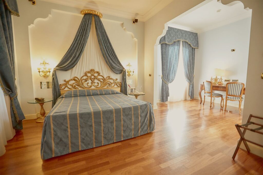 Suites, photograph 1