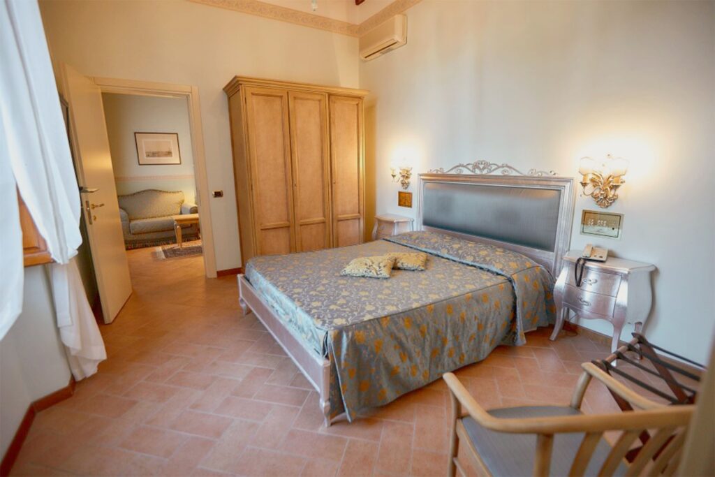 Suites, photograph 2