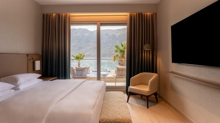 Rooms with hot tubs and pools