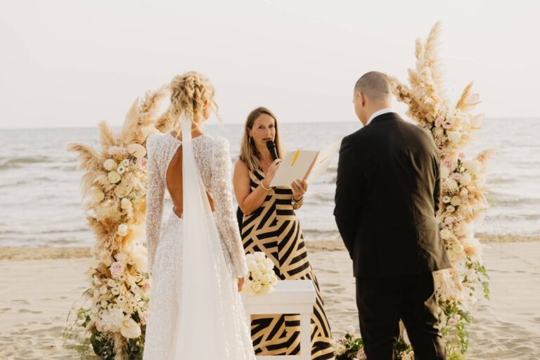 A symbolic ceremony on the beach under a pampas and rose arch, Il Giorno Perfetto di Glenda Marradi