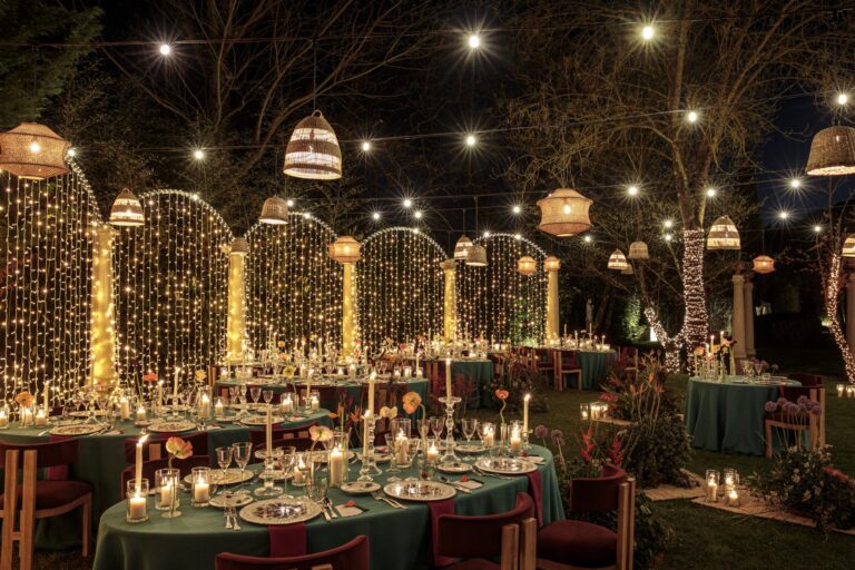 A garden dinner under arches of fairy lights and woven lanterns, green linen and candles, Il Giorno Perfetto di Glenda Marradi