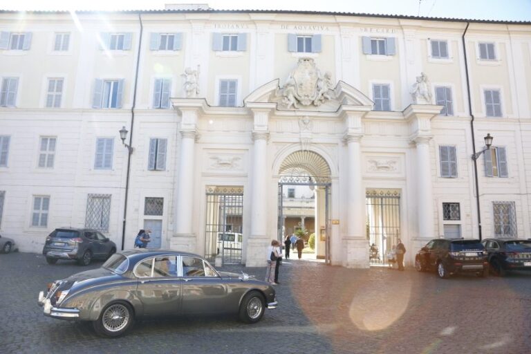 A vintage Jaguar waiting outside a palazzo for Eugenio and Simona's wedding, Il Mio Matrimonio