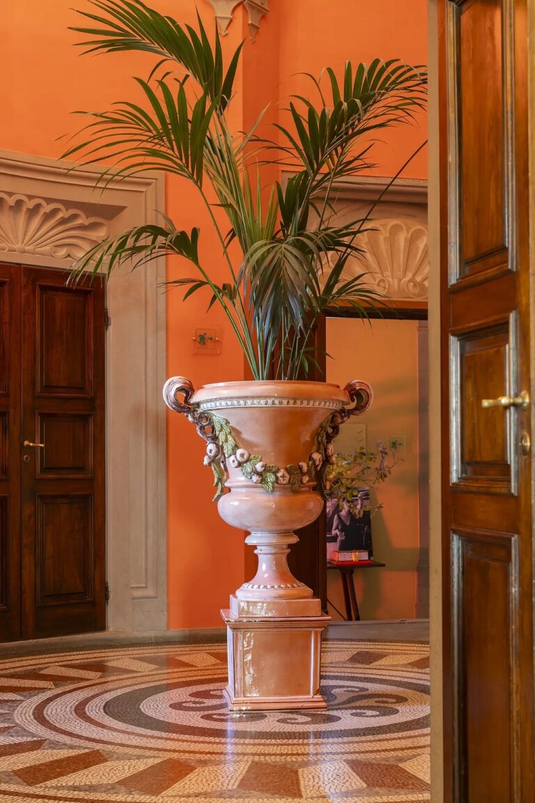 The entrance hall, with its ornate marble urn, Il Salviatino