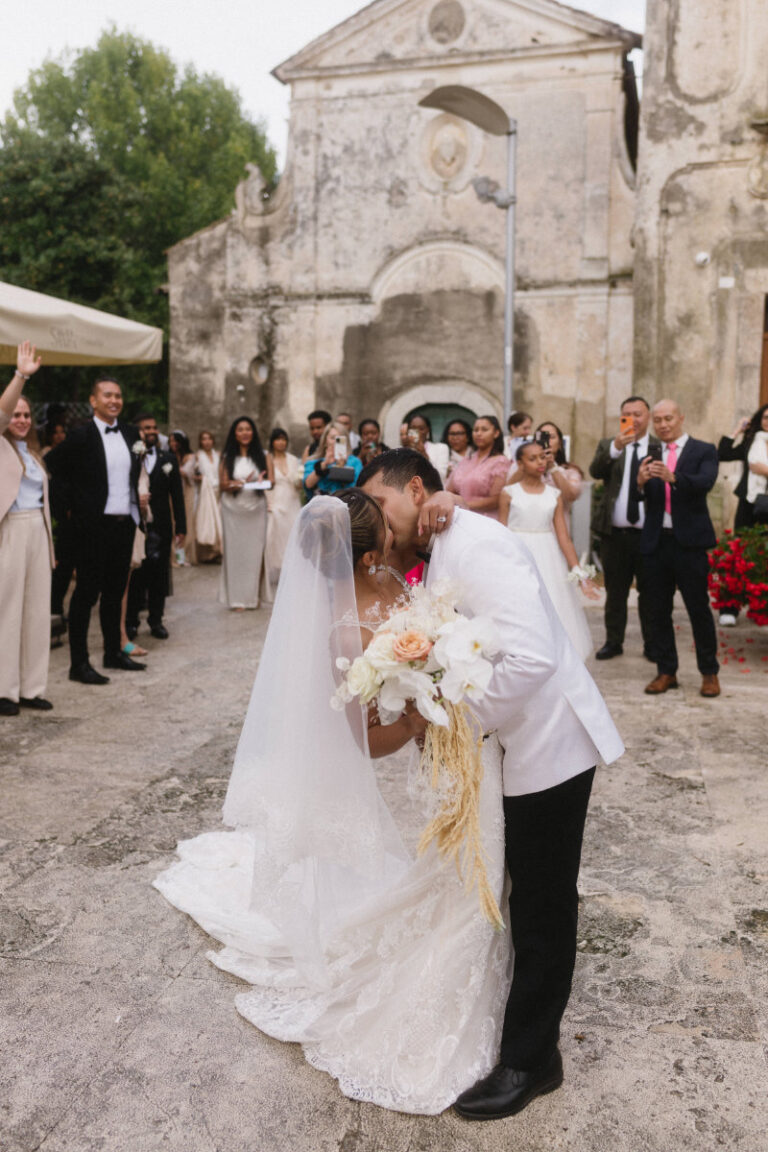 Guests applauding on the church forecourt as the couple come out, Iole Criscitiello