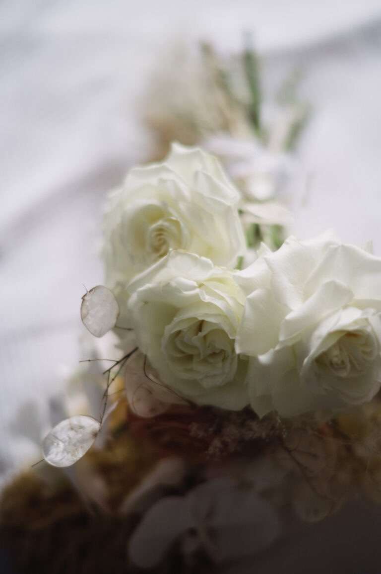 The bridal bouquet of white garden roses, Iole Criscitiello