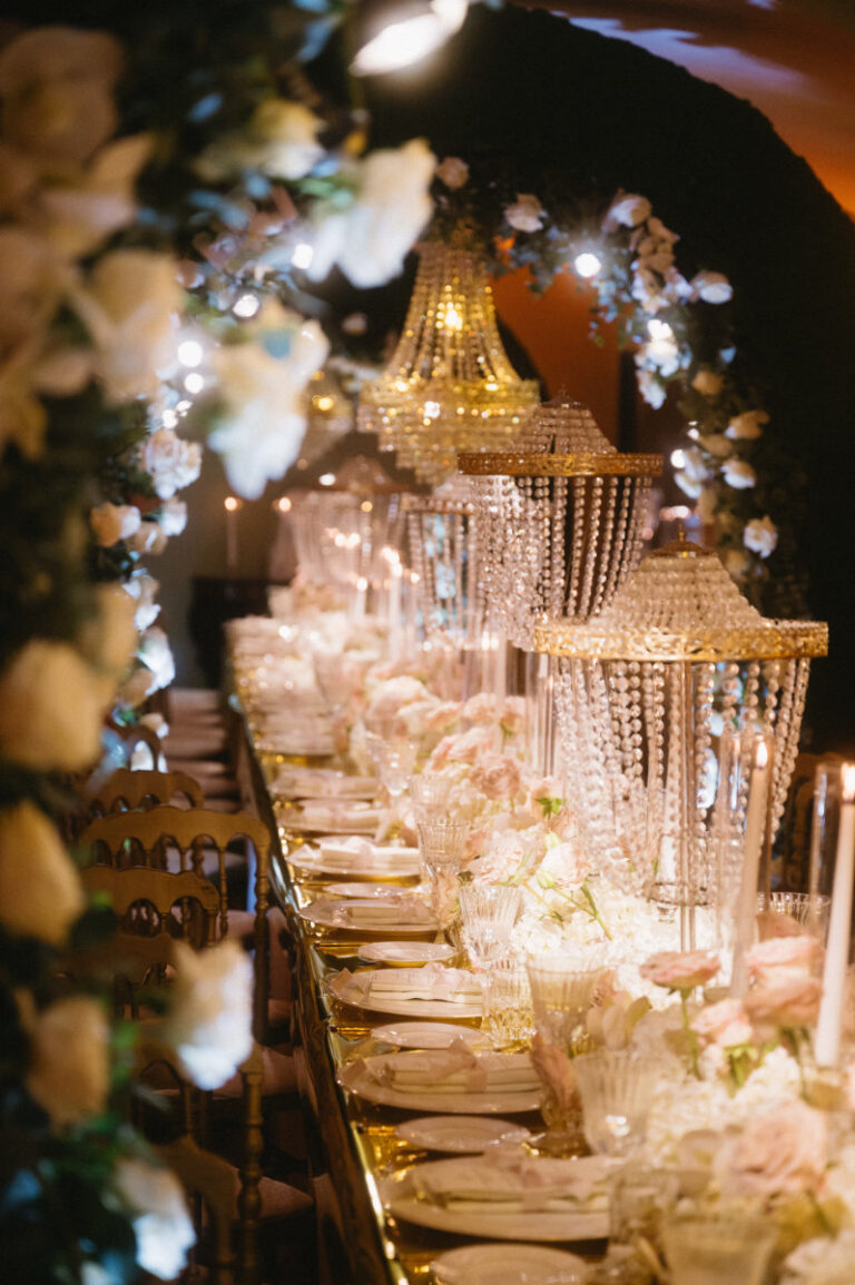 The long table under a floral arch hung with crystal chandeliers, Iole Criscitiello