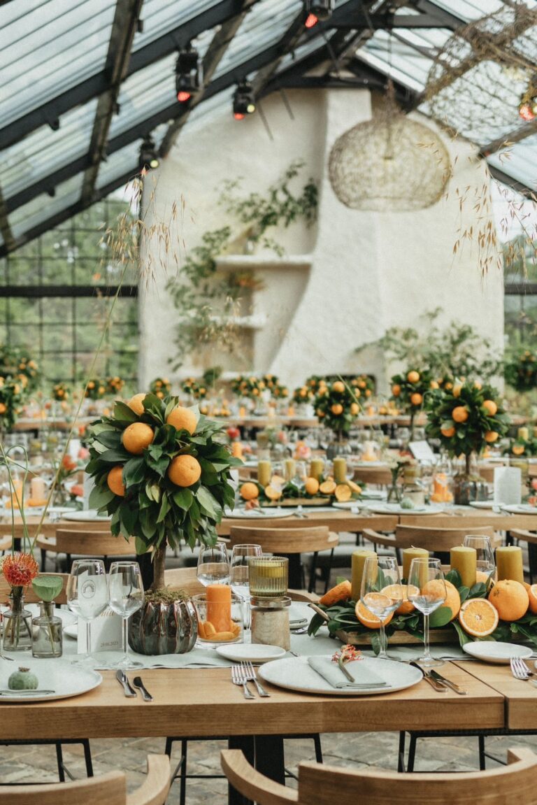 Table set with citrus centrepieces, Iris Orangerie