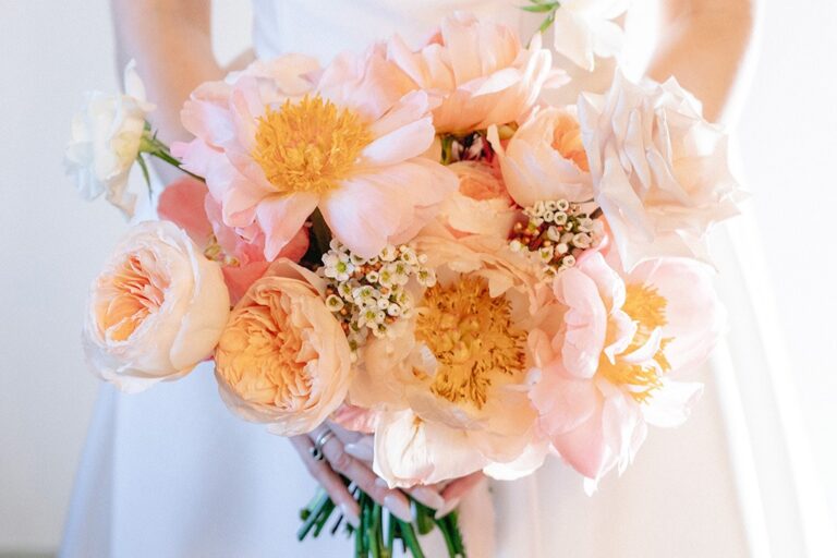 Peach garden-rose bridal bouquet, Italian Wedding