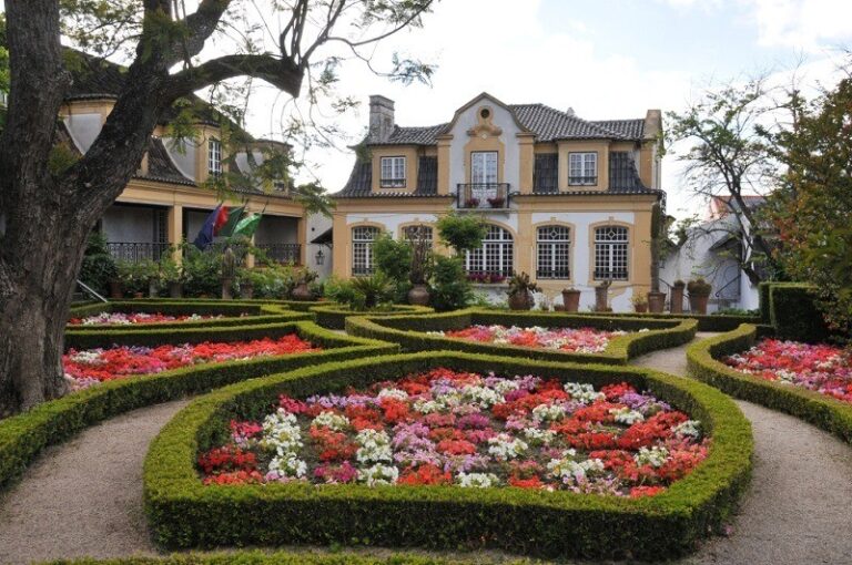 The formal parterre garden in front of the house, José Maria da Fonseca Casa Museu