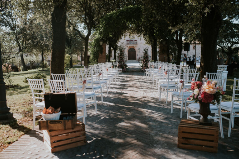 Ceremony chairs under the trees at Tenuta del Tempio Antico, San Giovanni in Marignano, Rimini, Joy Wedding