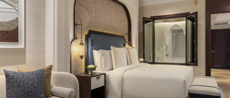 Deluxe Room bedroom, Jumeirah Zabeel Saray