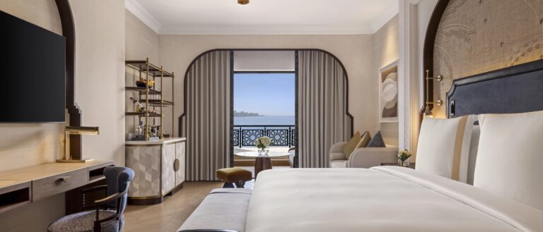Deluxe Ocean Skyline Room bedroom, Jumeirah Zabeel Saray