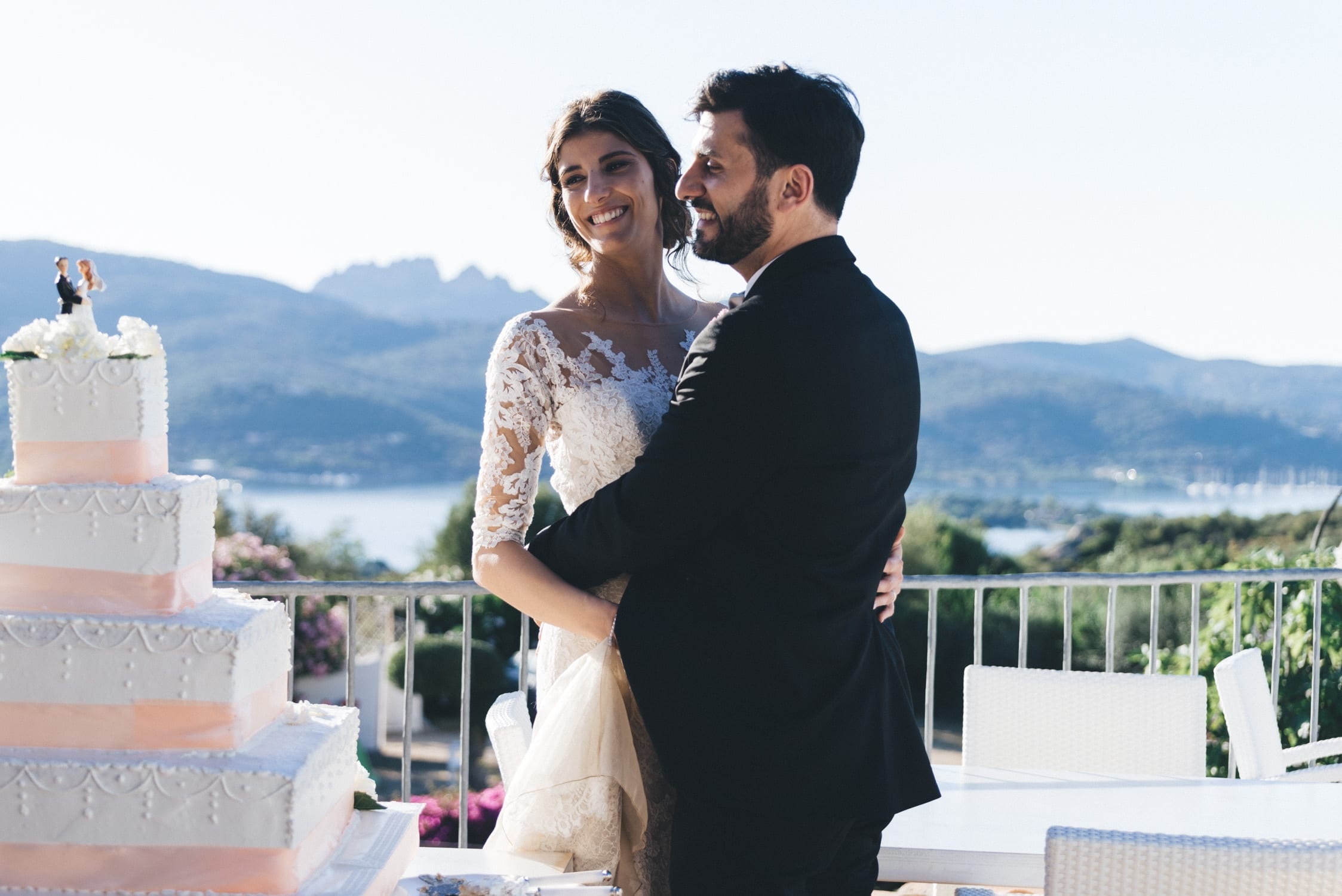 Cutting the cake, the coast behind them, Kaleidos Wedding