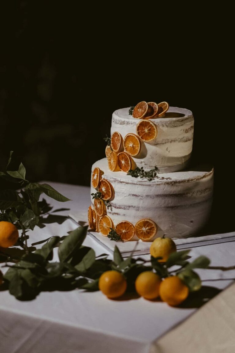The cake, dressed in orange slices, Kaleidos Wedding