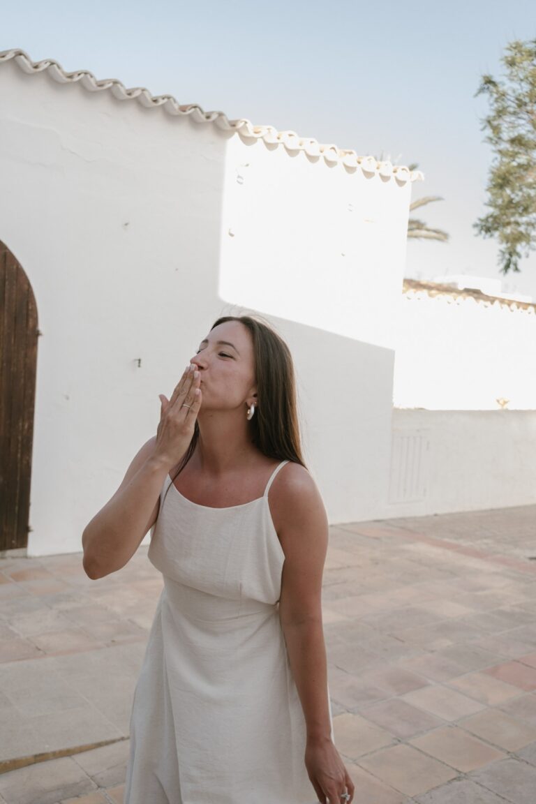 White on white, against an old wall, Kaleidos Wedding