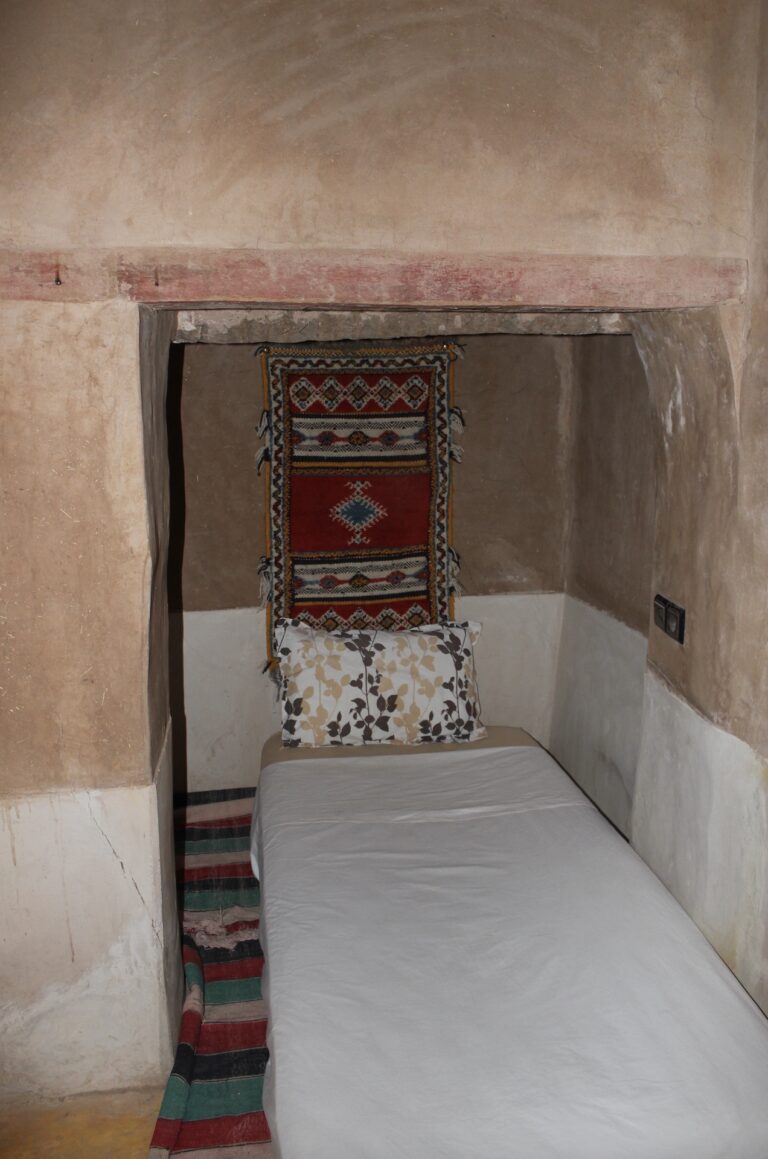 Guest room with Berber textiles, Kasbah des Caïds