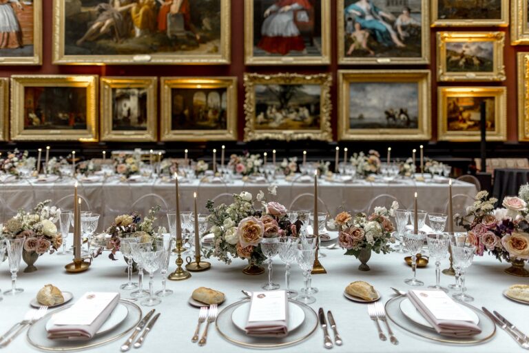 Long dinner table laid between the paintings of the Château de Chantilly, Katerina Meyvial Wedding & Event Planner