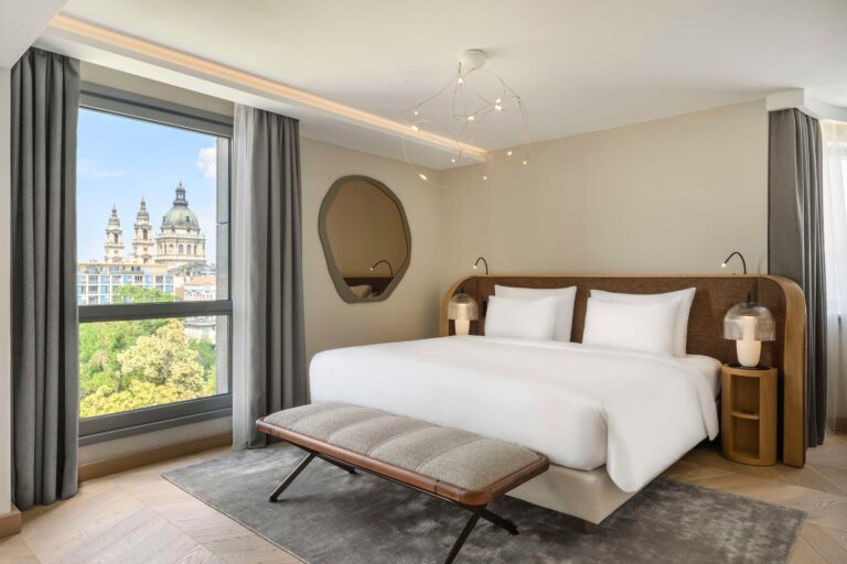 Guest room with a view towards Erzsébet Park, Kempinski Hotel Corvinus Budapest