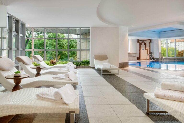 Relaxation area beside the pool, Kempinski Hotel Corvinus Budapest