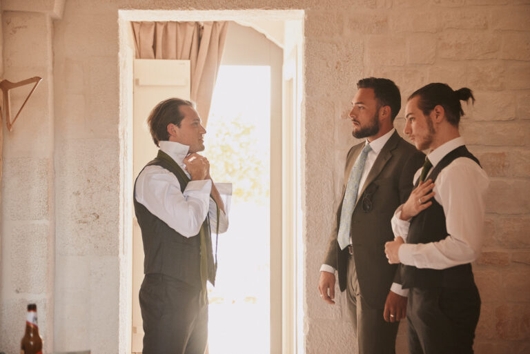 The groom dressing with his groomsmen, Puglia, La Bottega del Sogno