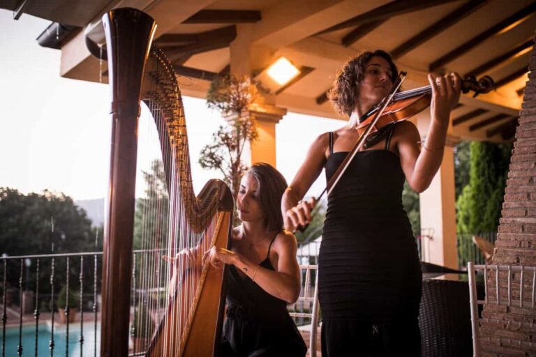 Harp and violin duo playing on a poolside terrace, La Semicroma