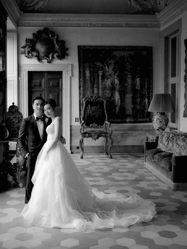 In the frescoed and mirrored hall, in black and white, Leo Eventi
