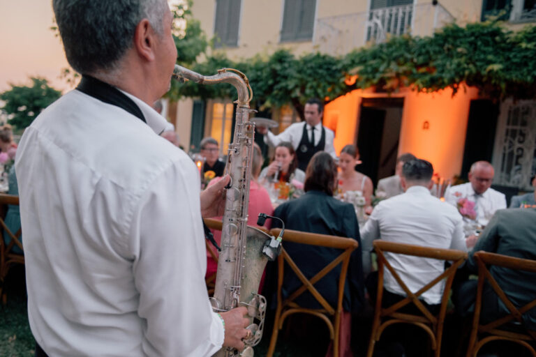 Live saxophone at an evening dinner under the arcade of a villa, Letizia T. Events
