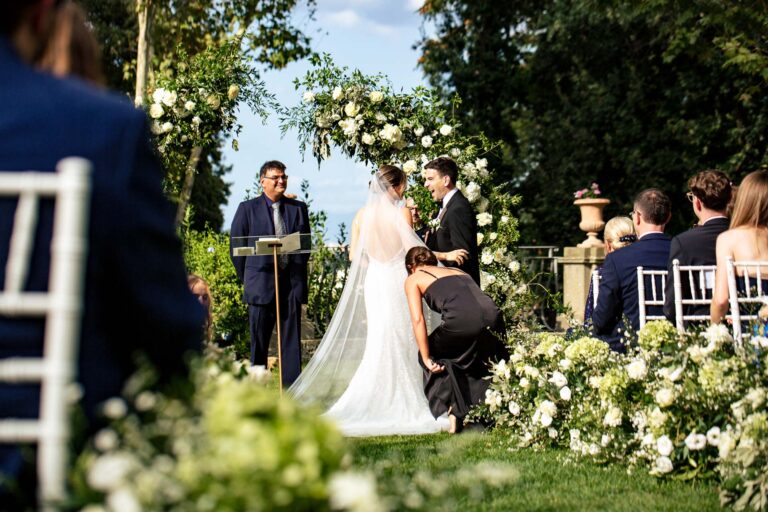 The garden ceremony at Villa Aurelia, Rome, framed between white flowers and the guests, Light & Dreams