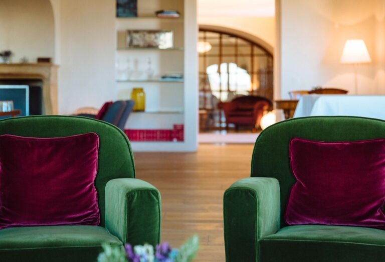 Two green velvet armchairs in the lounge, Locanda La Raia