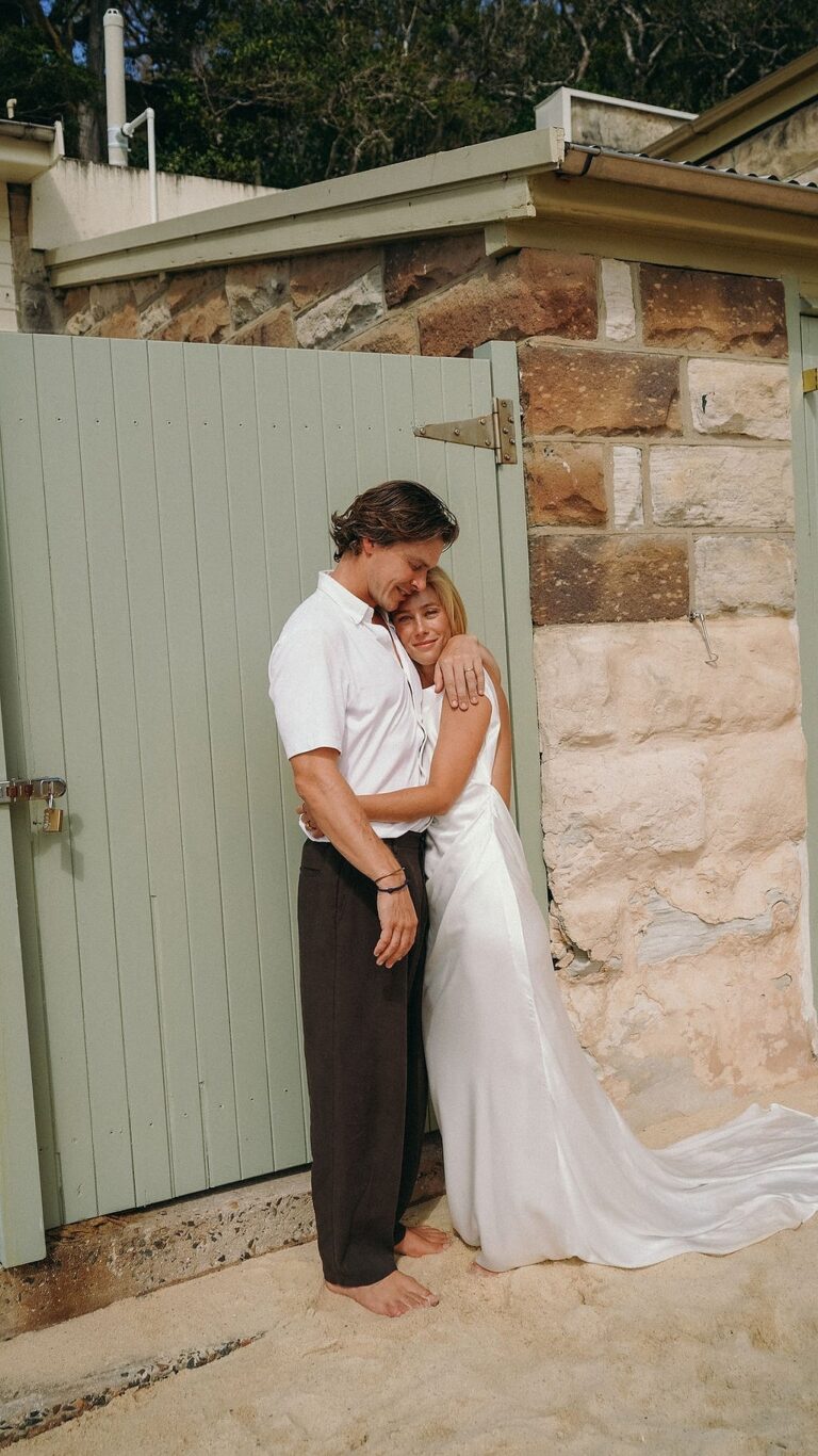 Fizzy and Mike, an embrace at the garden gate, Lorella Giannini