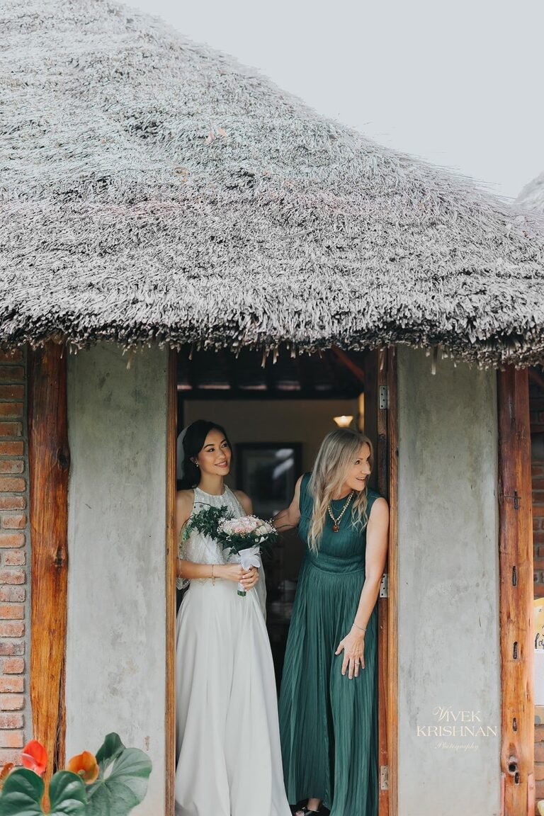Guests arrive at a thatched-roof venue. Photograph: Vivek Krishnan Photography, Lorella Giannini