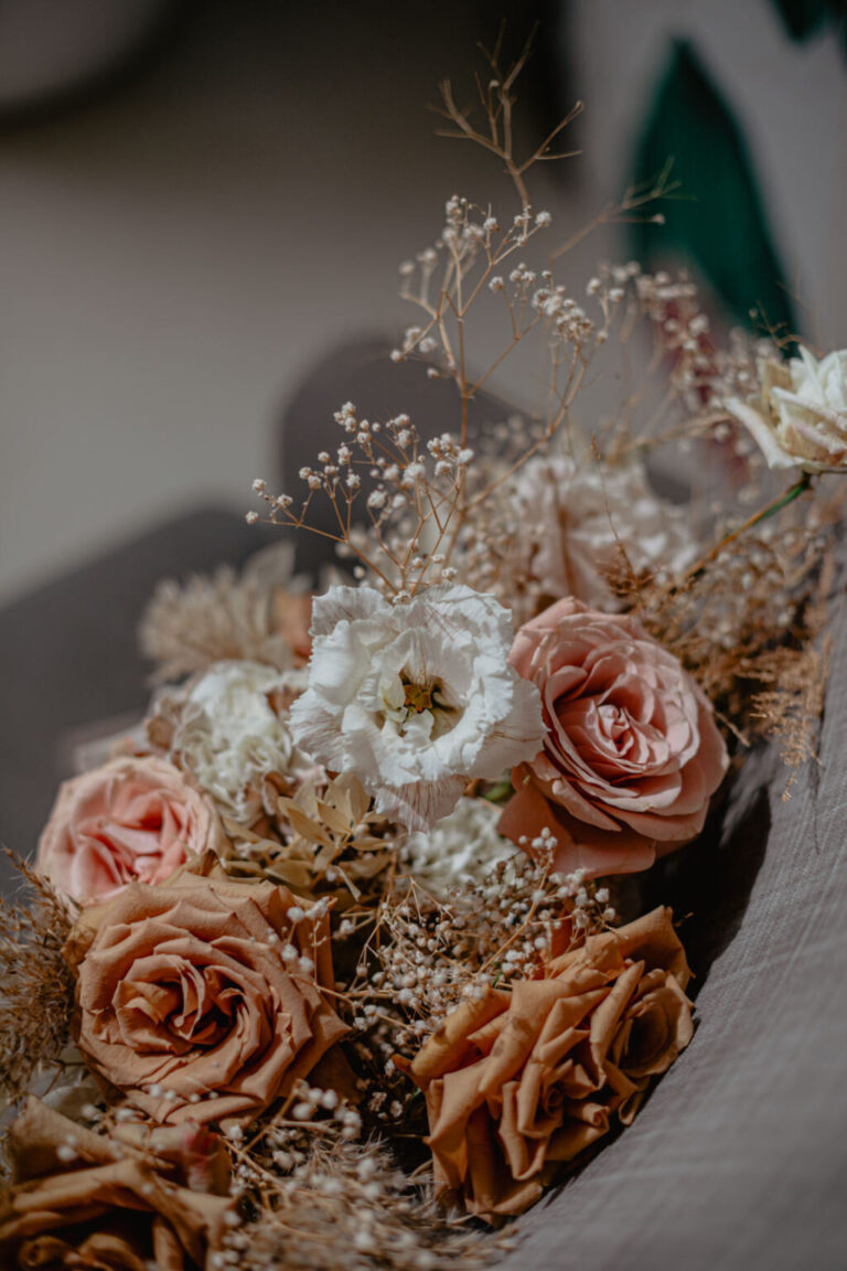 A bouquet of dusky pink roses and dried flowers, Masseria Susafa, LOVIÙ Events