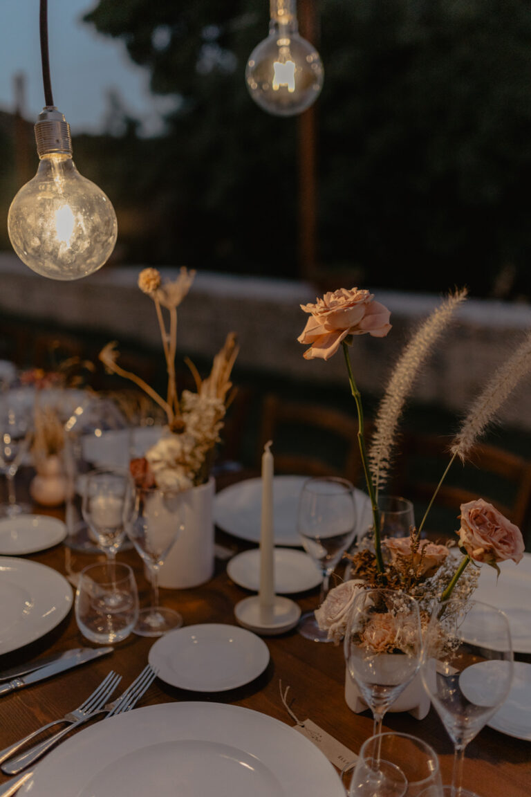 Place settings with roses and grasses in small vases, Masseria Susafa, LOVIÙ Events