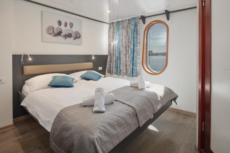 A double cabin with porthole, Lupus Mare