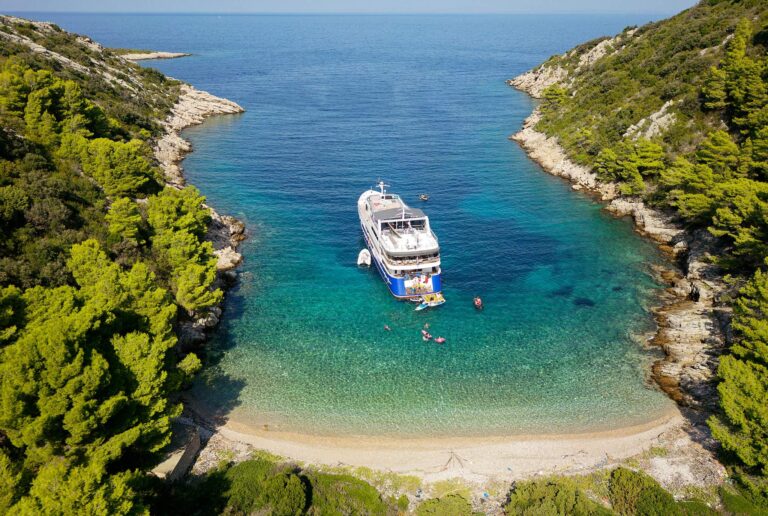 Lupus Mare in a cove with a pebble beach, Lupus Mare