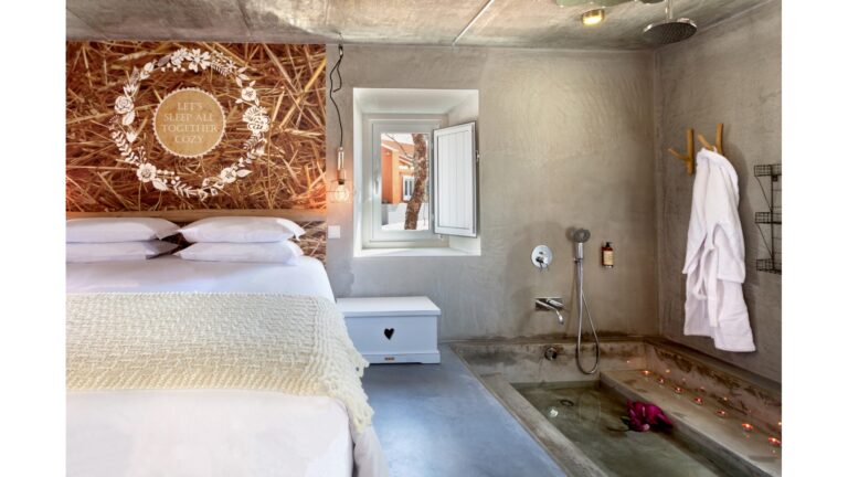 Superior Suite bedroom with sunken bath, Luz Houses