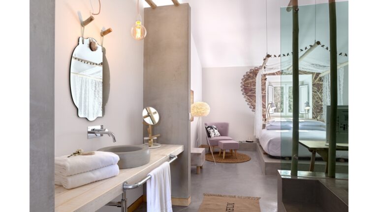 Superior Deluxe Room bathroom and bed, Luz Houses