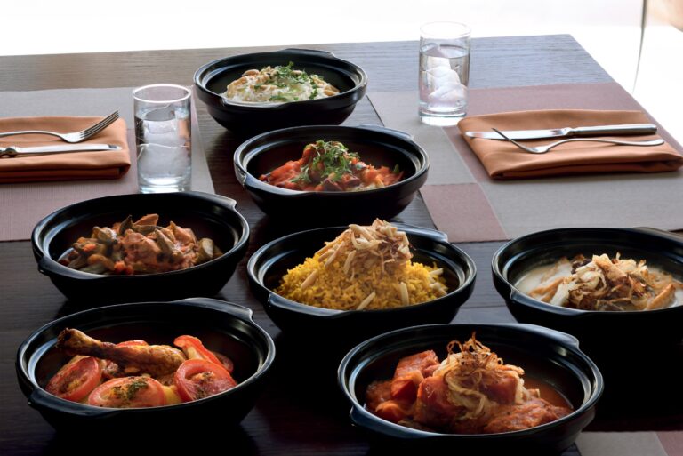 Middle Eastern dishes served in black pots, Mövenpick Resort Petra