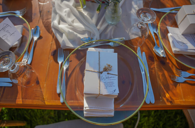Table place setting with menu card and glassware, Mövenpick Resort & Spa Dead Sea