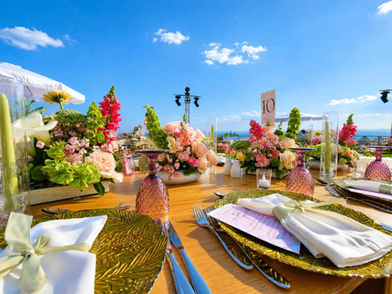 Table setting with flowers and colourful glassware, Mövenpick Resort & Spa Dead Sea