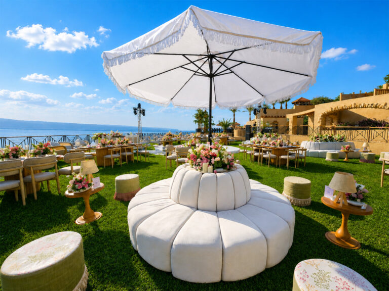Lounge seating and parasol on the lawn, Mövenpick Resort & Spa Dead Sea