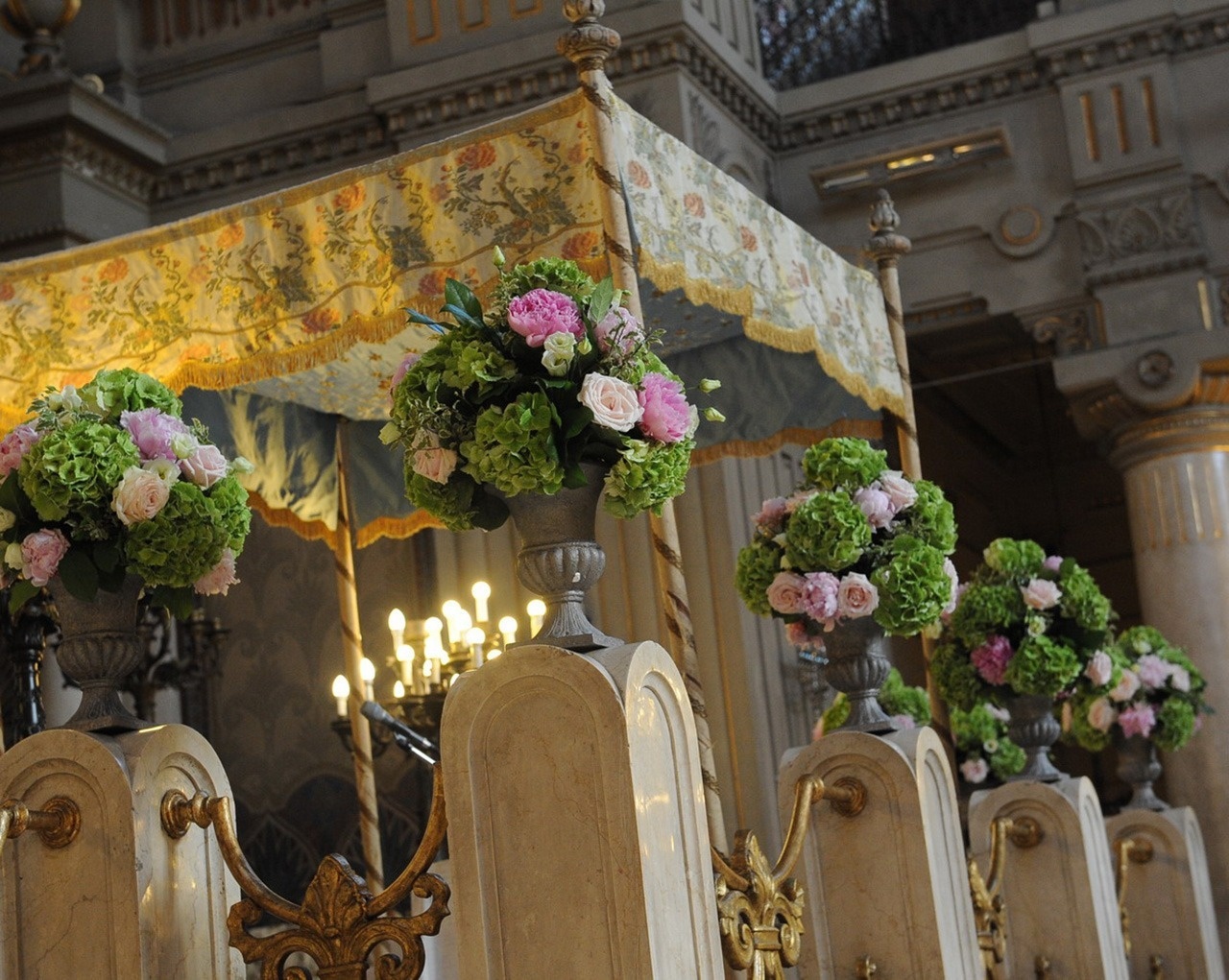 A basilica aisle dressed in white rose and blue delphinium, Rome, Maria Luisa Rocchi Flowers