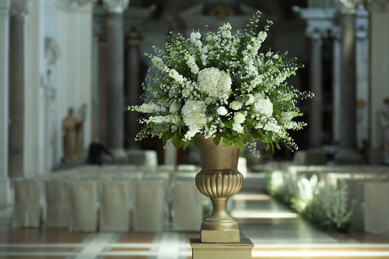 A white and green arrangement on a gilt urn, Villa Aurelia, Maria Luisa Rocchi Flowers
