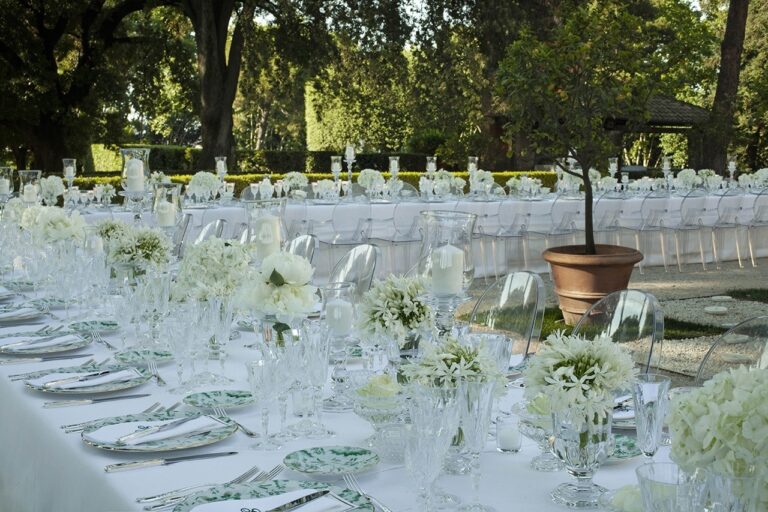 An outdoor reception table dressed in white and green, Villa Aurelia, Maria Luisa Rocchi Flowers