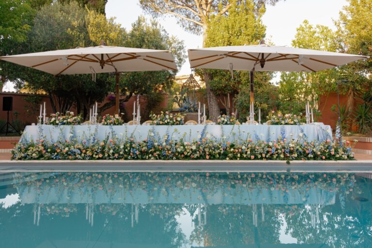 A long poolside table dressed in pastel wildflowers, Maria Luisa Rocchi Flowers