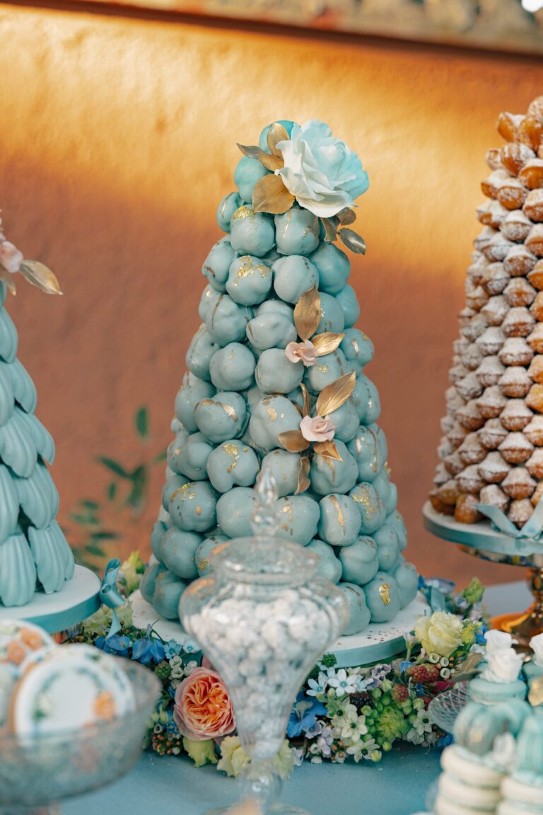 A pale blue choux pastry tower, gold leaf and sugar flowers, Maria Luisa Rocchi Flowers