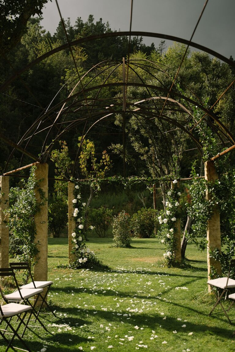 The Rose-Hung Aisle, Mas Huix
